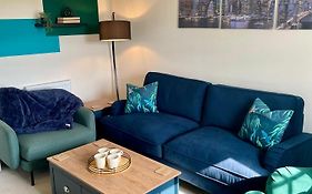 3-Bedroom Luxury Stay With Free Parking